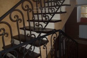 Фото - Черно-белая лестница с ковкой в Дмитрове