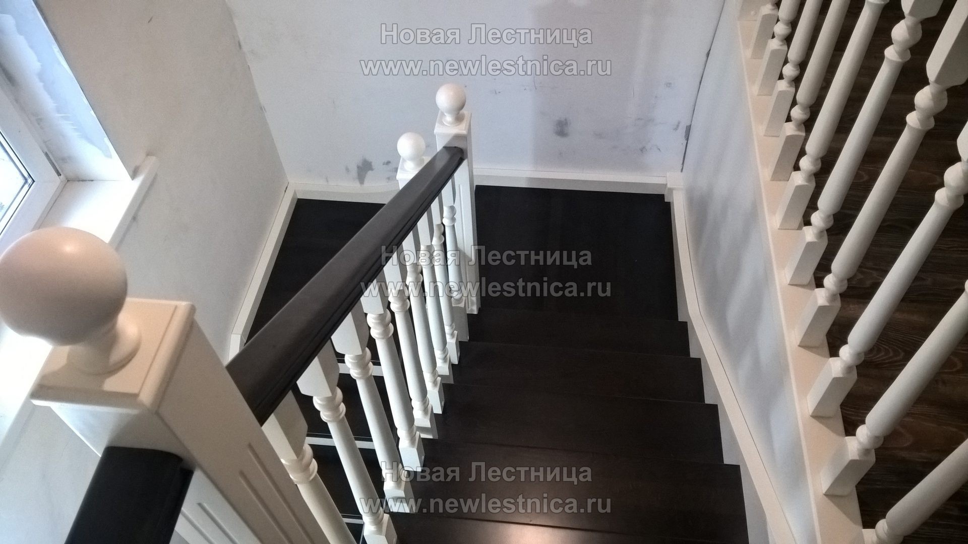 Черно-белая лестница с увеличенной заходной ступенью - фото #15