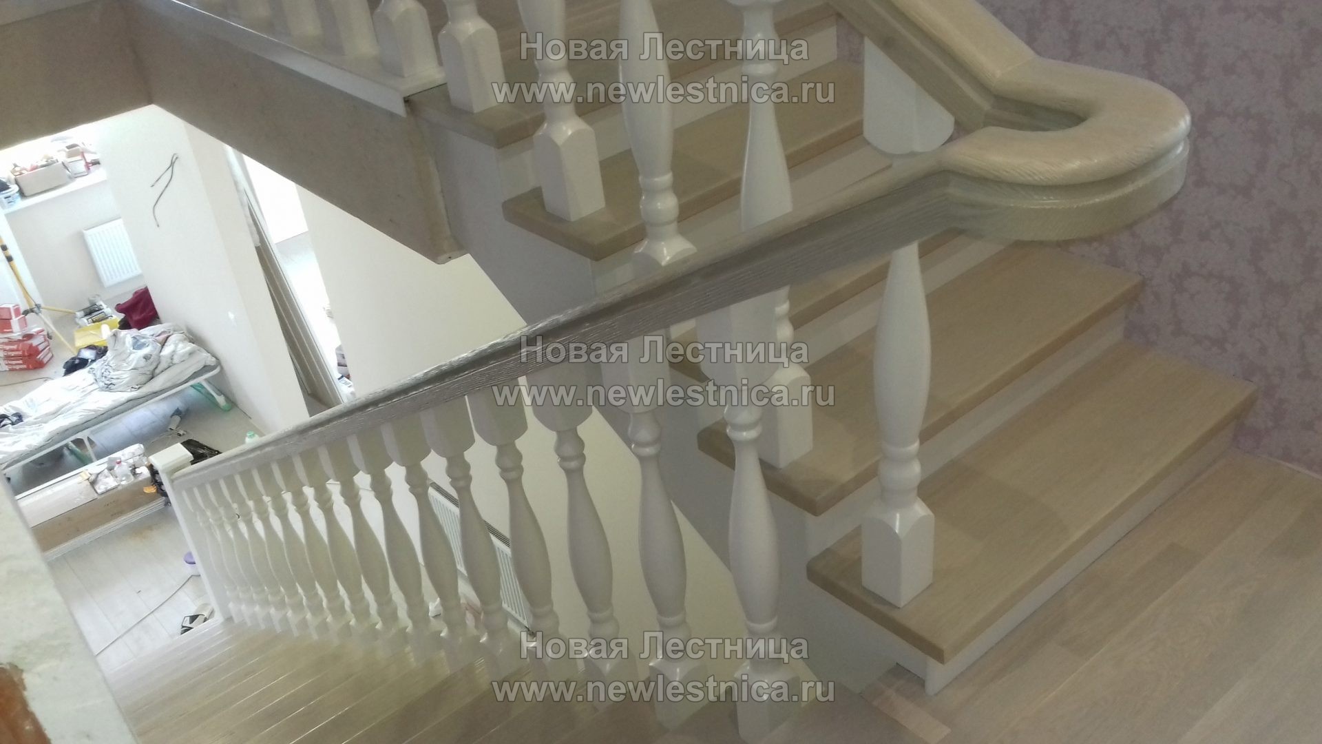 Фото лестница с деревянными брашироваными ступенями  #07