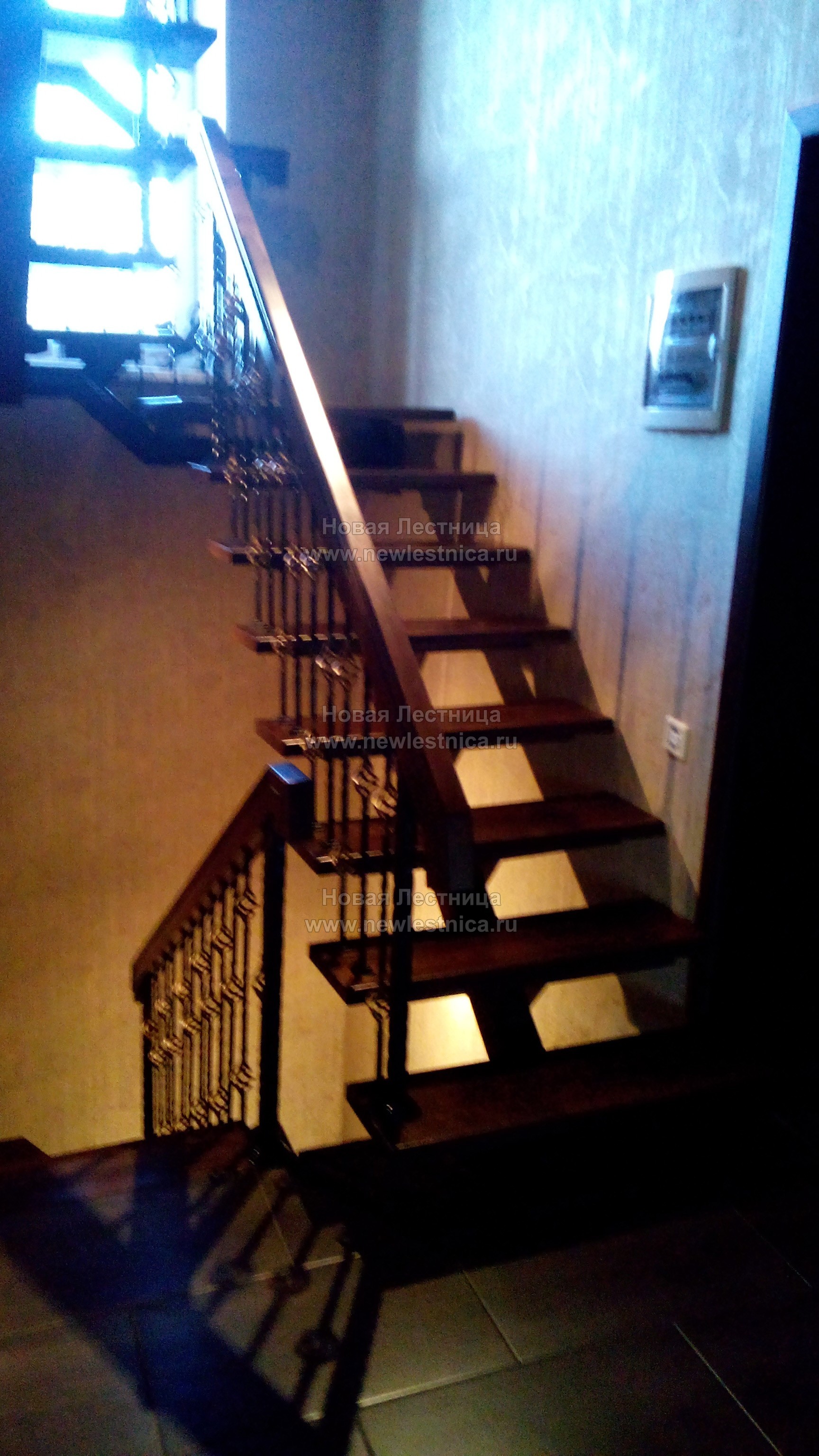 Металлическая лестница с кованными ограждениями (Фото) #04