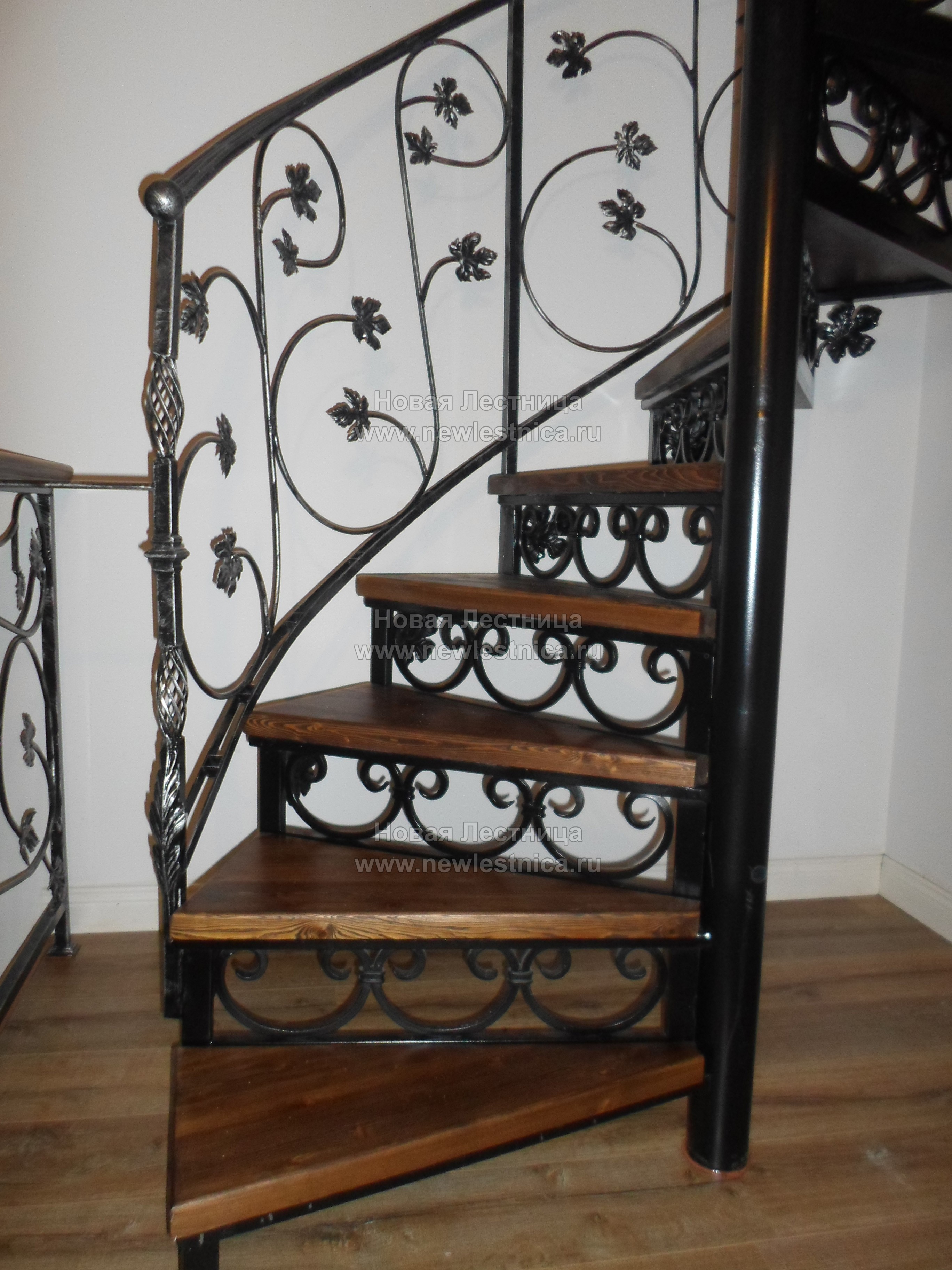 Винтовая металлическая лестница (Фото) #4