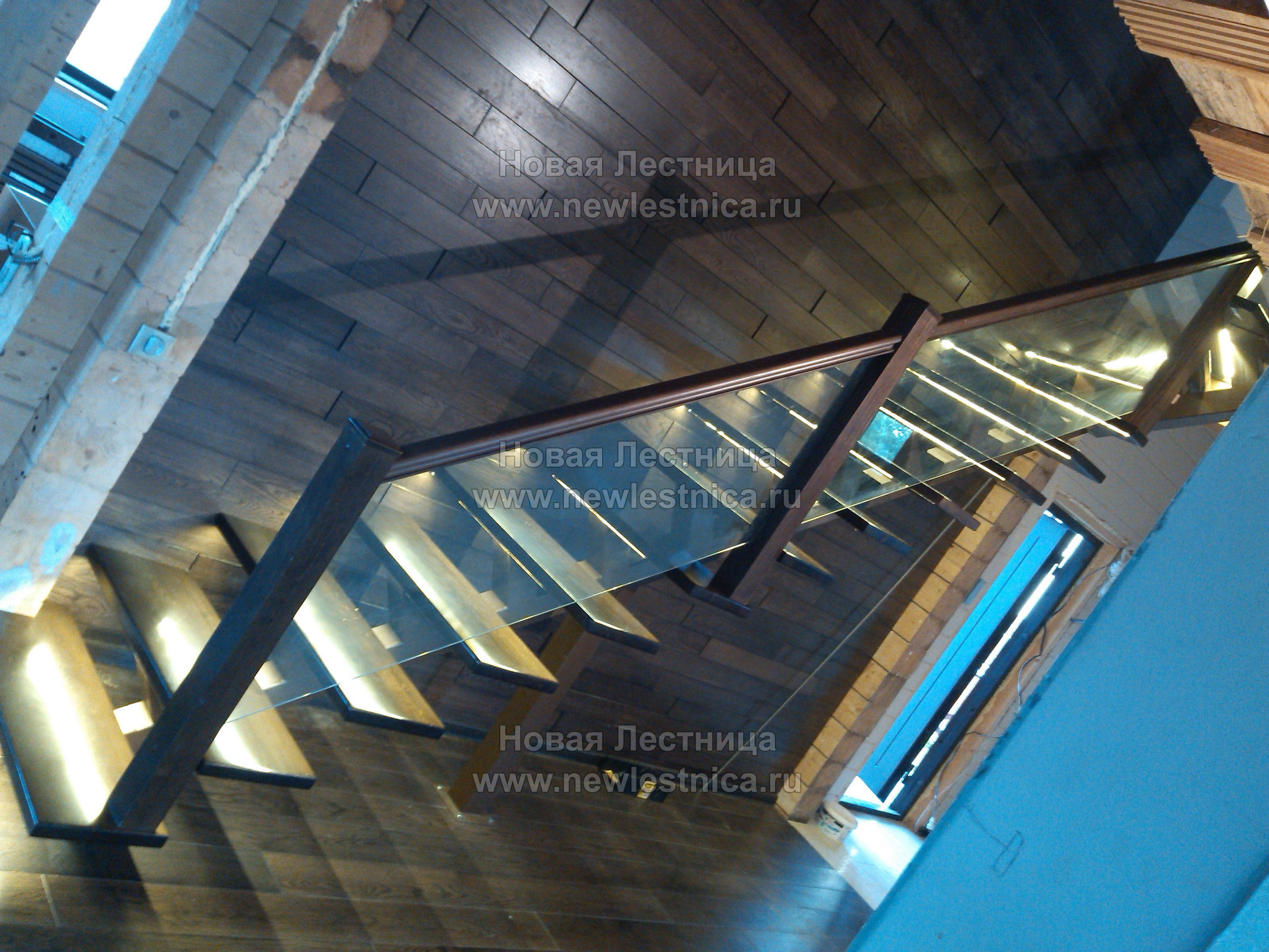Лестница на монокосоуре со стеклянными ограждениями (Фото)