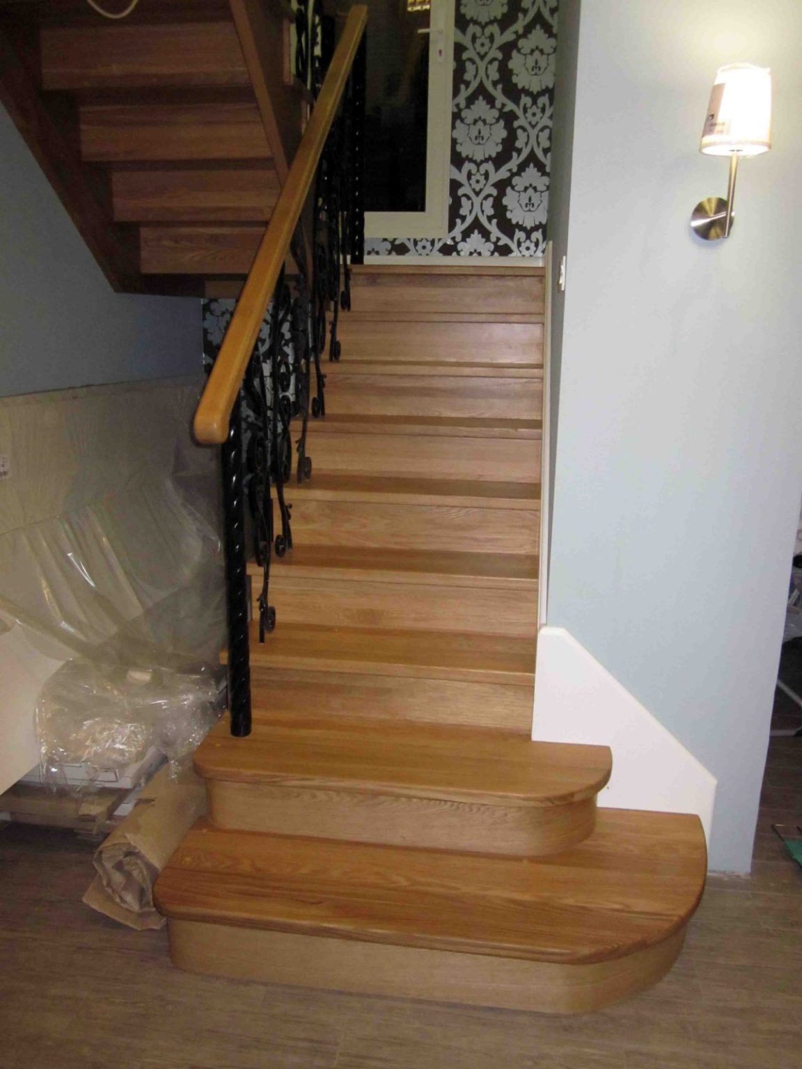 Эксклюзивная лестница из ясеня с коваными ограждениями - Новая Лестница