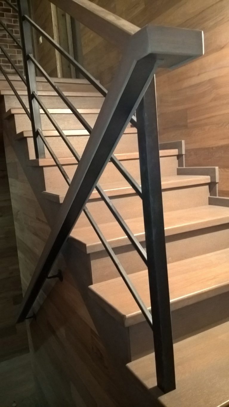 Эксклюзивная лестница из ясеня с коваными ограждениями - Новая Лестница