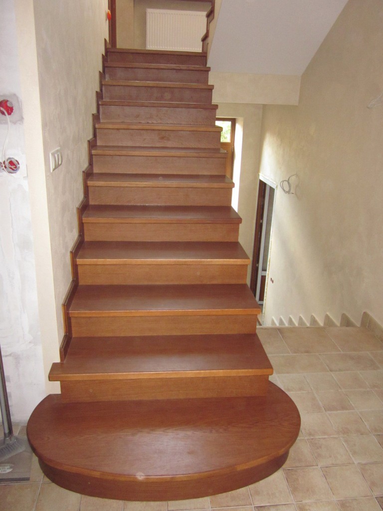 Отделка монолитной лестницы деревом без ограждения - Новая Лестница