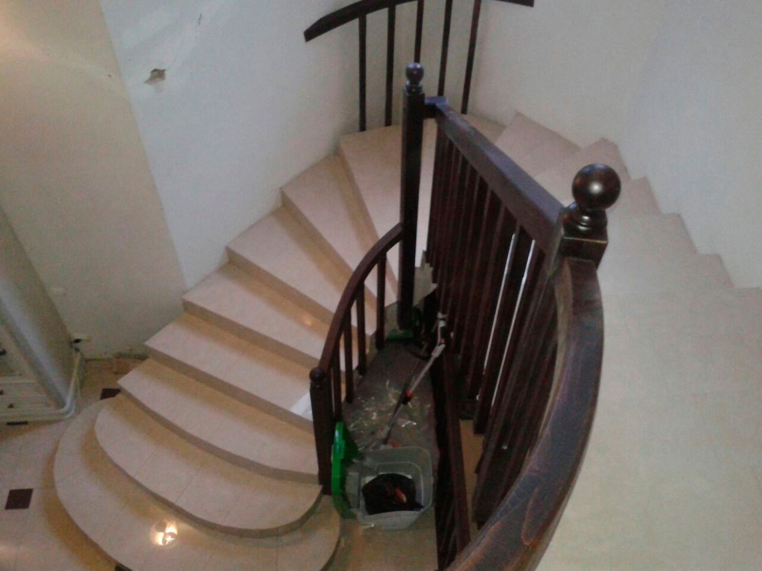 Отделка круговой лестницы из бетона деревом - Новая Лестница