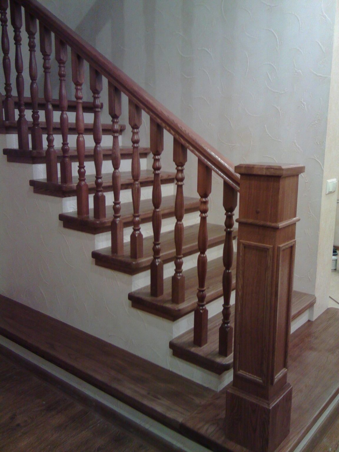 Облицовка монолитной лестницы с круглыми ступенями - Новая Лестница