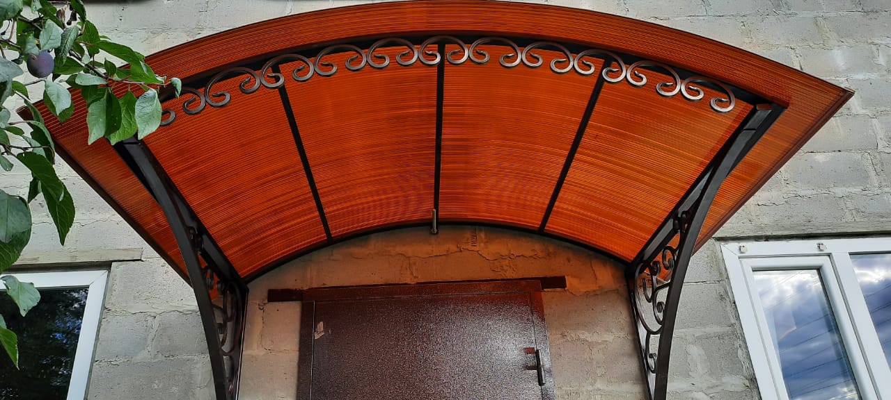козырёк над крыльцом из профнастила. навес над королевским ложем 8 букв. навес над дверью. козырьки и навесы. козырёк над крыльцом из металлочерепицы.